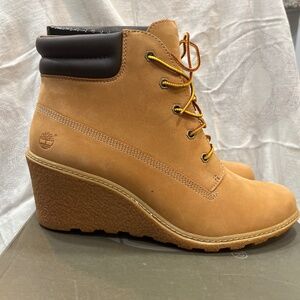 Women’s size 11 timberland wedge boots. New in box